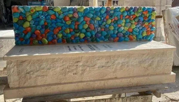 מצבה מיוחדת של מצבות כדר מאבן חברון ואבנים צבעוניות מודבקות